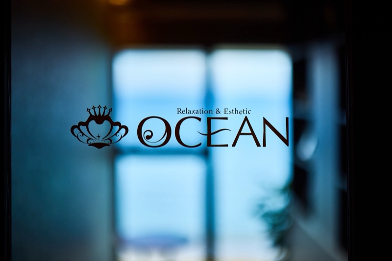 サロン入口のガラス扉に入ったエステサロン「OCEAN」のサイン
